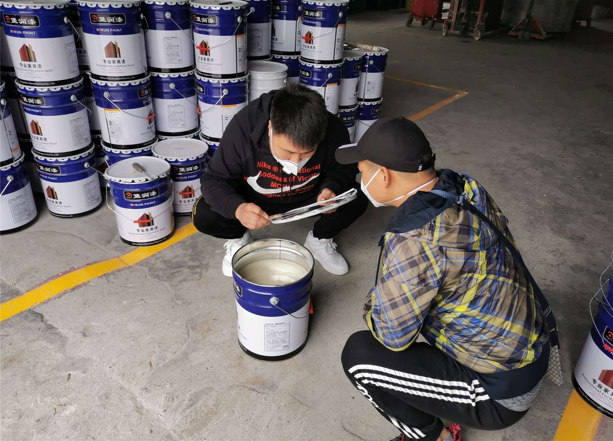 河北香河家具漆经销商到堡润家具漆厂家实地考察访问.