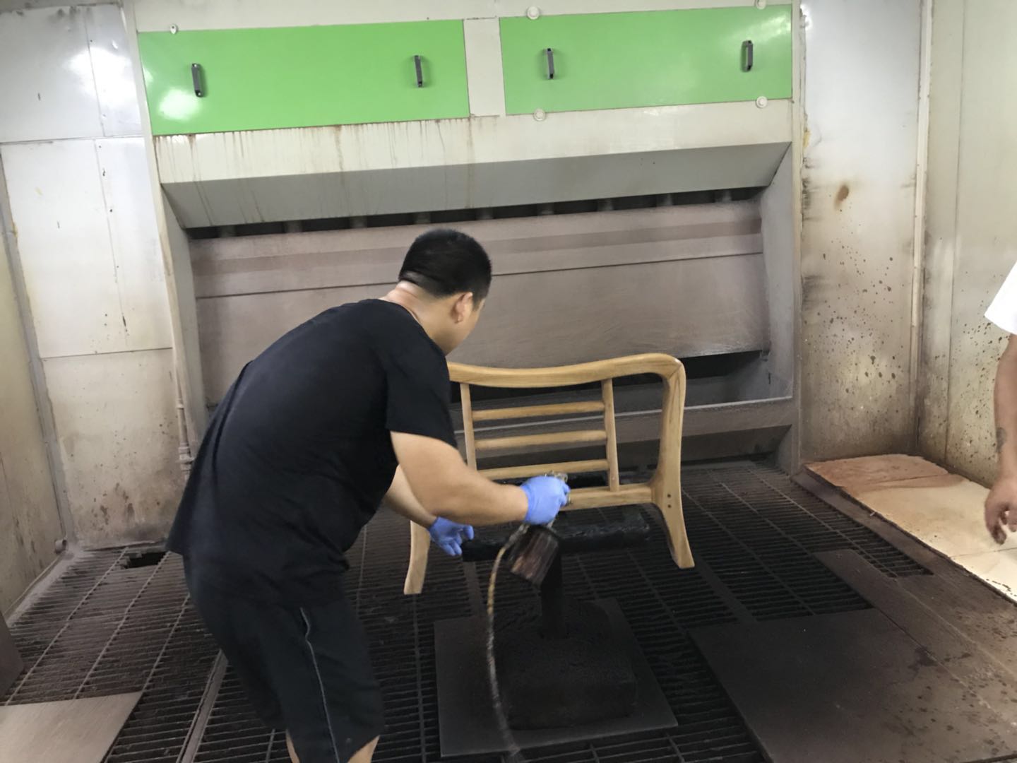 堡润家具漆热情服务：与山东淄博经销商实地走访当地家具厂